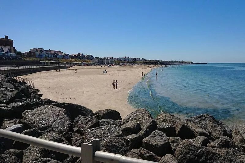 Beautiful period detached house directly overlooking golden sandy beach
