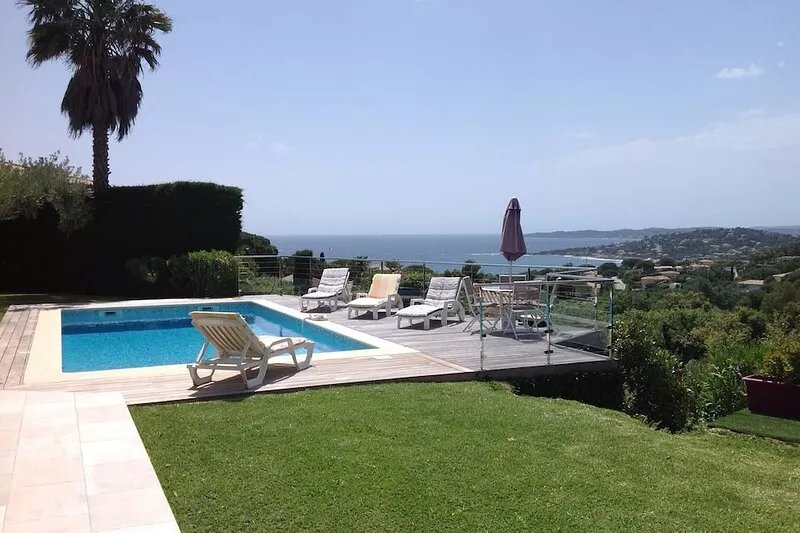 Villa 150m2 with pool and garden. Magnificent sea and hills. near the beach