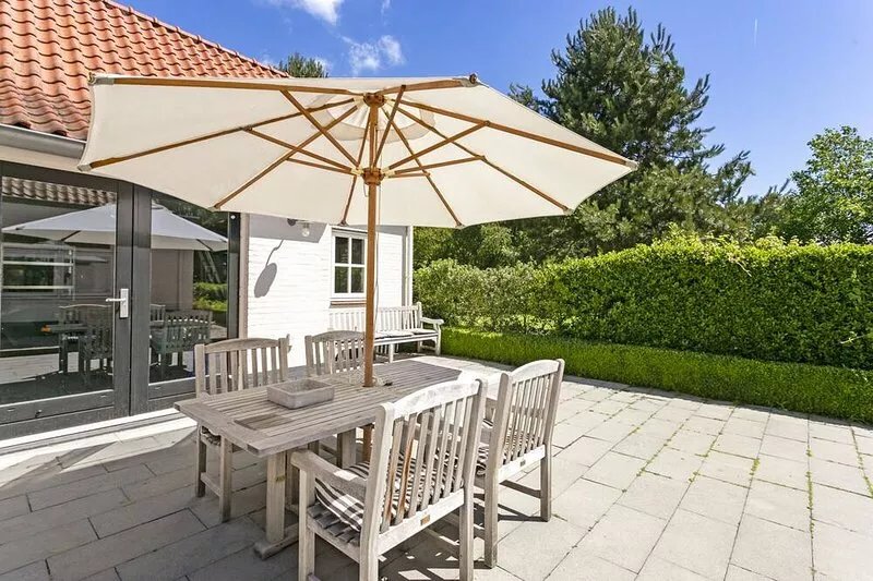 Tastefully decorated holiday home with an outdoor kitchen in Ouddorp, close to