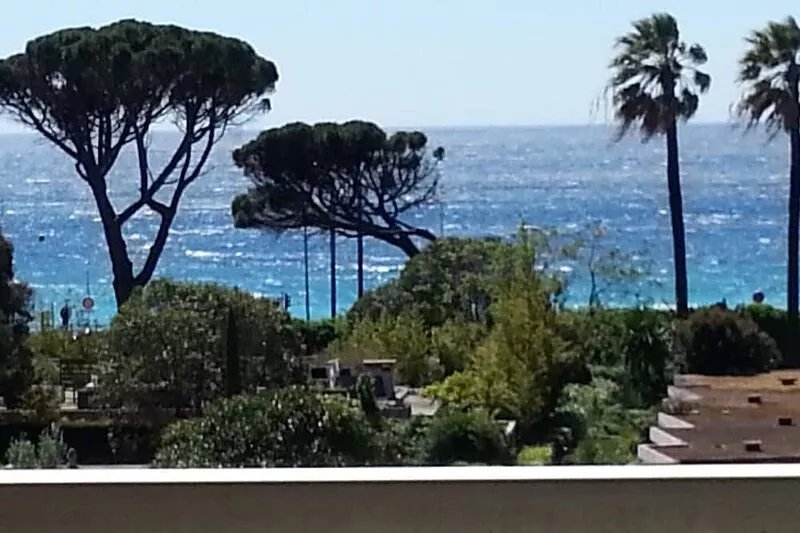 4 *, BEACH / EVENTS, direct access to the beach, pool, garage, park.