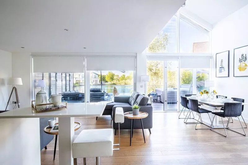 Exquisite Lake House: A Luxurious Waterside Retreat in the Heart of Cotswold