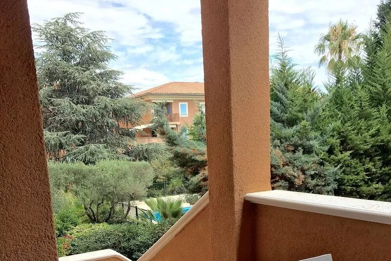 APARTMENT 2 STEPS FROM PLACE DES LICES IN RESIDENCE WITH POOL AND PARKING