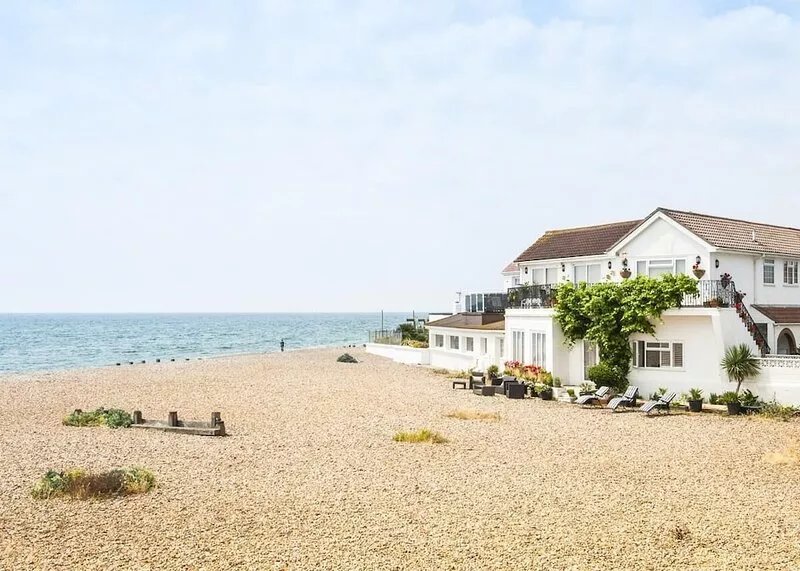 Bella Vista is a Stunning Beachfront Apartment with incredible sea views. 5 star