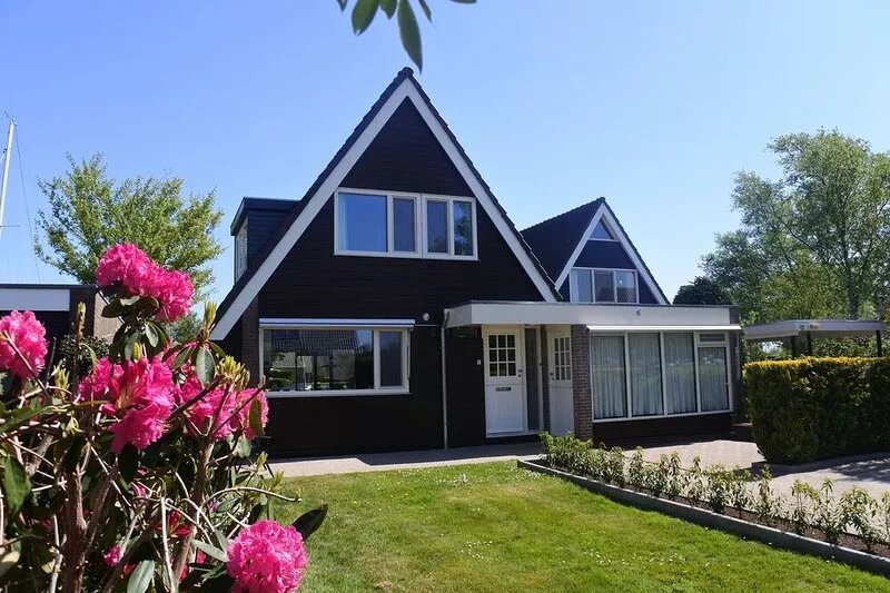 Lovely and cozy cottage centrally located on the water side in Friesland