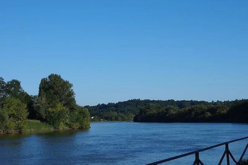 Facing Saint-Emilion, on a river, the vineyards of Bordeaux