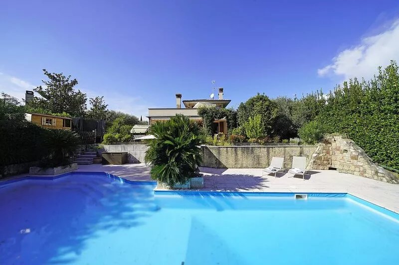 Villa with large swimming pool near the center and the lake ideal for families