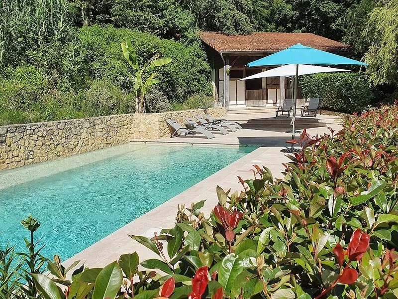 Quiet house with large garden and pool, in the Entre-deux-Mers