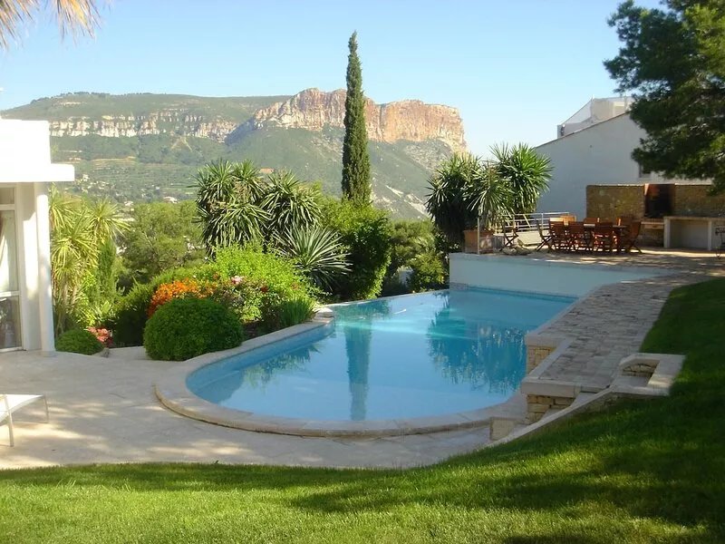 VERY NICE CONTEMPORARY HOUSE WITH SEA VIEW AND CAP CANAILLE
