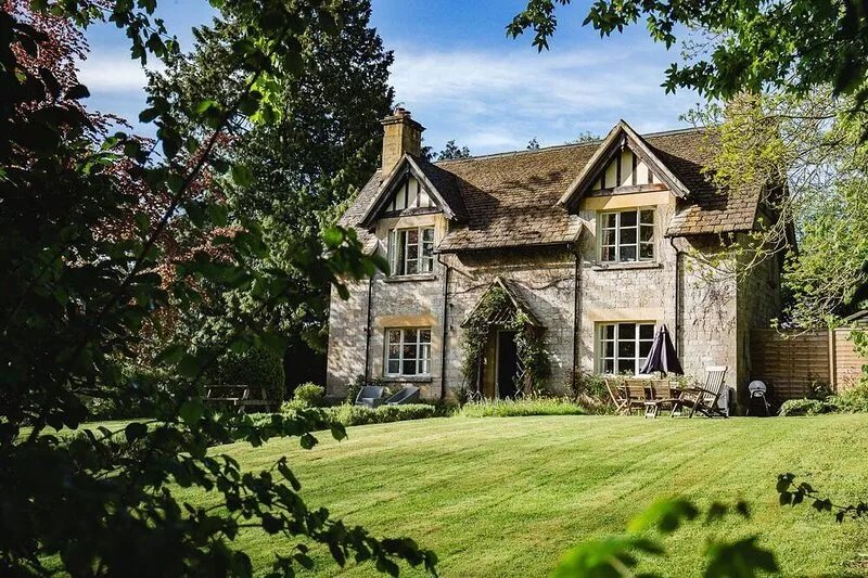 A sudeley castle cottage that sleeps 6 guests  in 3 bedrooms