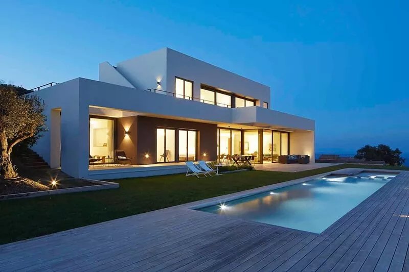 5 bedrooms, 4 bathrooms, large garden, swimming pool with jacuzzi, sea view