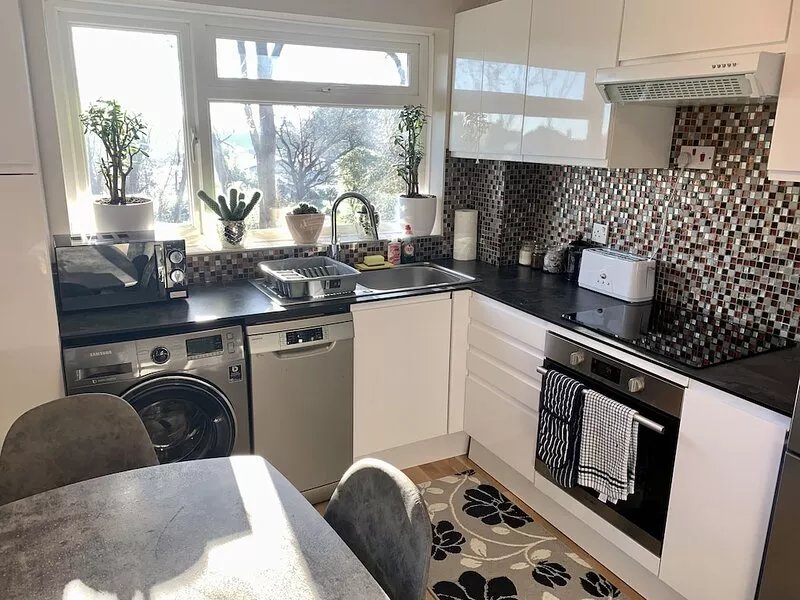 Great 2 bedrooms: 1king 1small dbl with private entrance, big garden