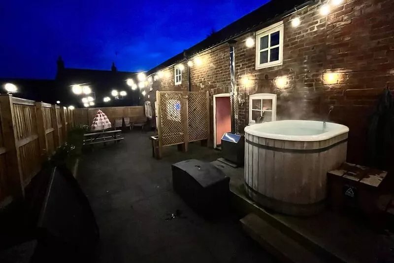 Wood-fired Hot-tub in quirky one bed holiday home