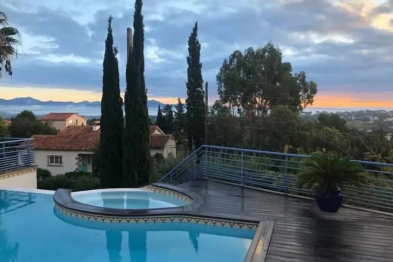 Magnificent elegant Villa, full of charm with swimming pool by the sea
