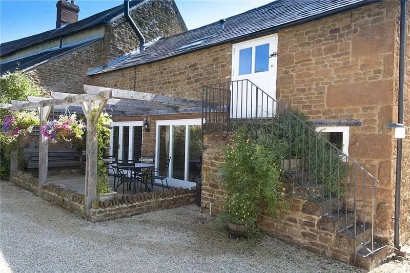 Spacious barn conversion in a tranquil Oxfordshire village
