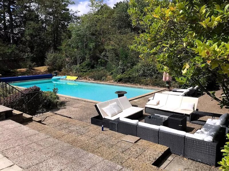 Authentic and superb property located in Beaune with swimming pool, tennis