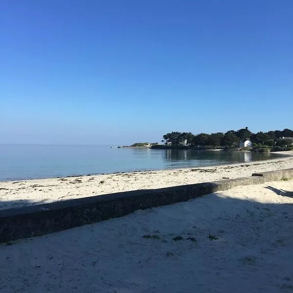 Less than 3 minutes walk from a pretty family beach, car-free!