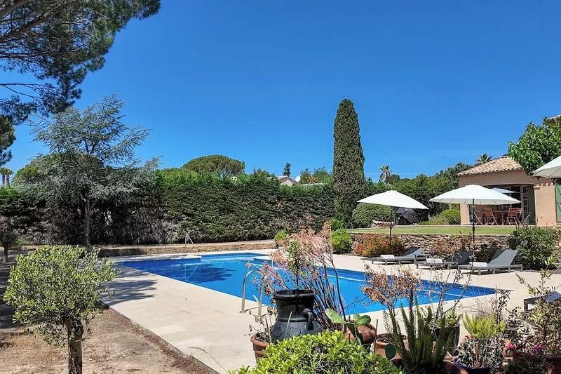 Entire villa with private pool on 3000 m2 of garden under the pines!