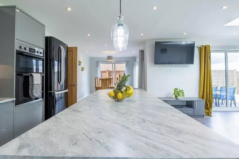 Spacious and lovely 5 bed property Ample and free parking
