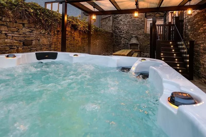 6 Star Luxury Large Manor. Hot Tub, Cave Bar, Lake District,