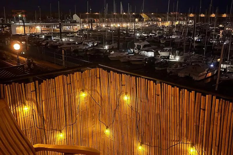 Stunning modern space with harbour views & free parking