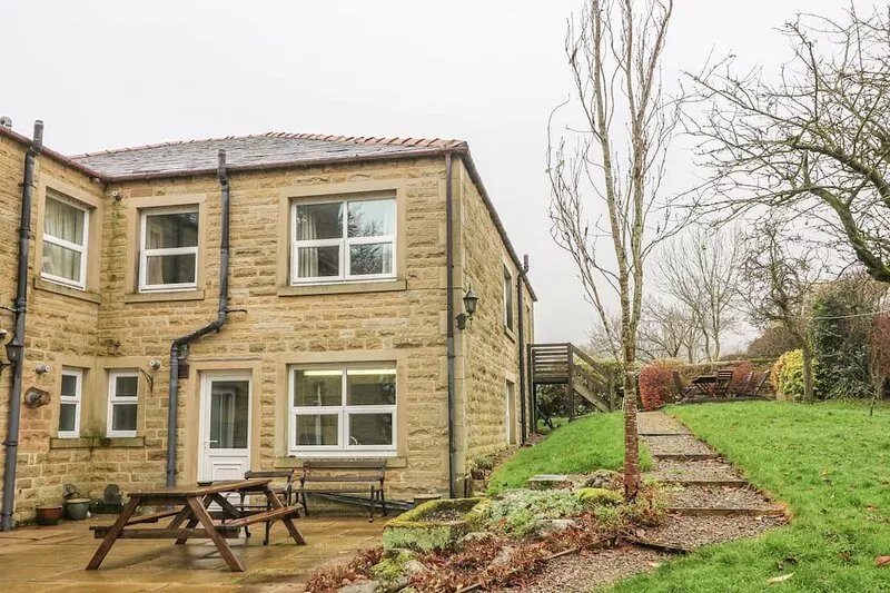 LAUREL BANK COTTAGE, pet friendly, with a garden in Embsay