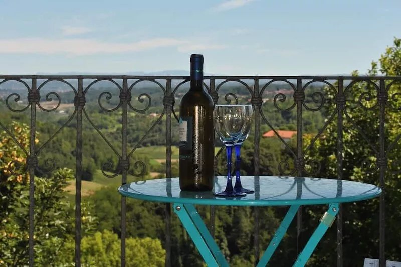 Rustic cottage with jacuzzi and swimming pool, in the green Monferrato of Asti