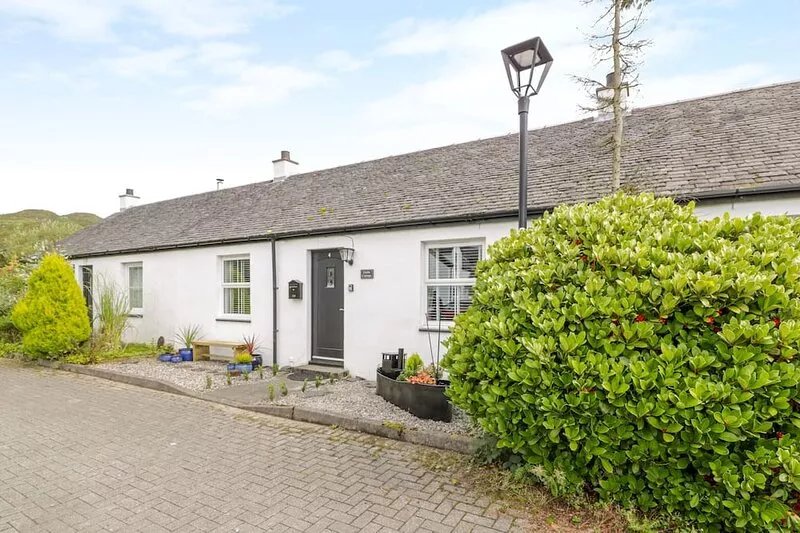 GREBE COTTAGE, pet friendly, with open fire in Balvicar, Isle Of Seil
