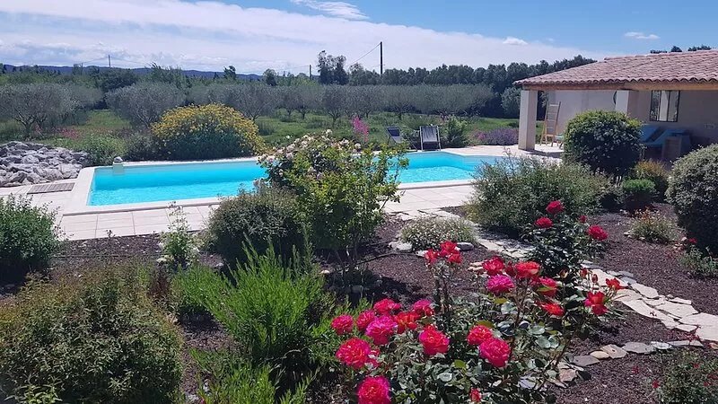 In the heart of Provence, the House of Friends offers you a haven of peace.