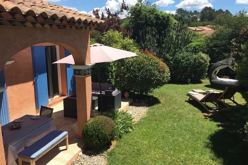 Charmingly furnished house in the Luberon Provence at the golf course