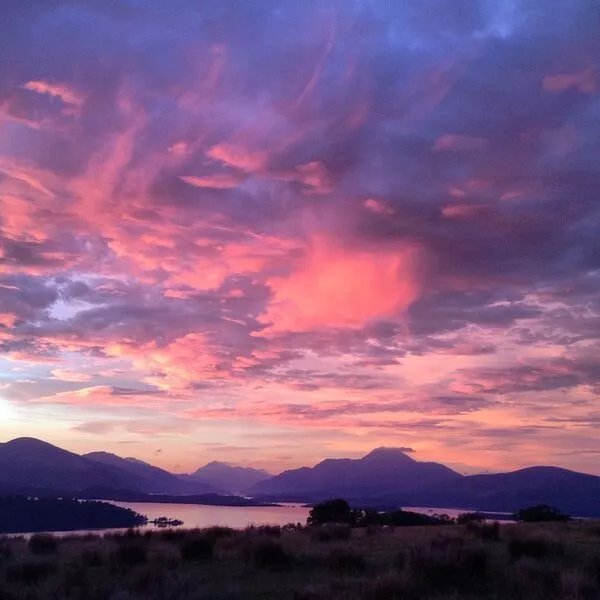 Peaceful relaxing cottage for 2 in stunning scenery beside Loch Lomond