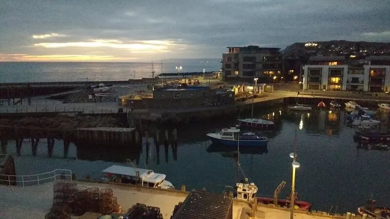 Cosy character apartment overlooking historic harbour and beach
