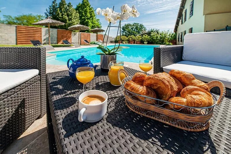 Spacious 410m² 3-star cottage: private heated pool, spa, canoes and paddl