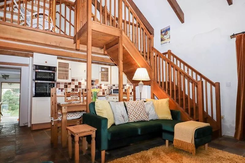 TWO SHOES COTTAGE, pet friendly, with open fire in Sourton Down