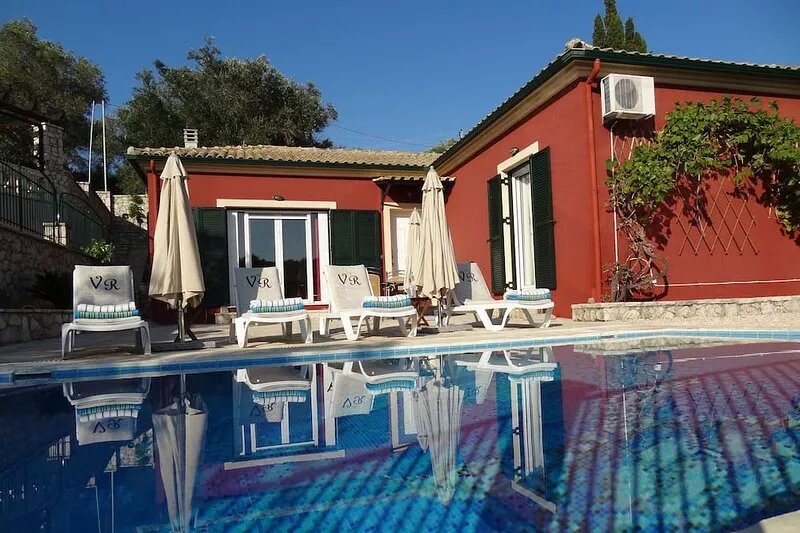 Romantic Villa, central location, priv. pool, sun terrace, 10 mins to the beach!