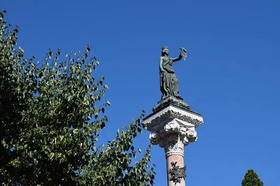 Monumento a los Fueros