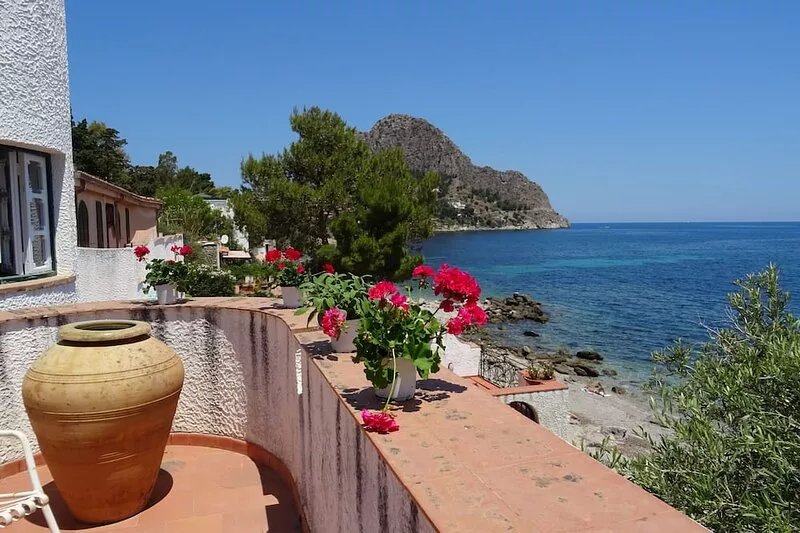 Villa luxurious on the seaside on two floors with ample terrace 12/14 beds
