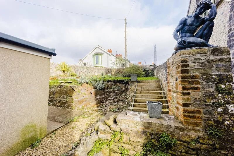 Charming Cottage, 5 Minute Walk to the beach, free passes to the Castle
