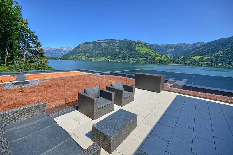 Spacious roof-top terraces overlooking the Zeller lake