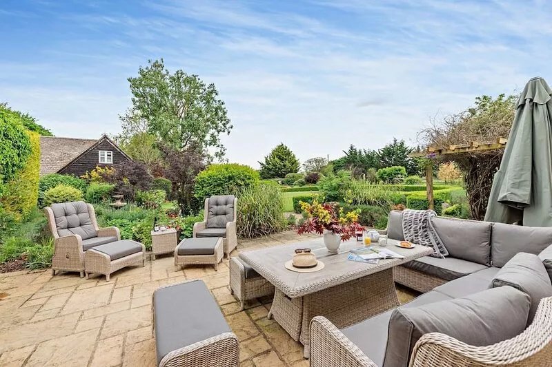 Elegantly furnished holiday home in the Cotswolds with a hot tub - Stonelands