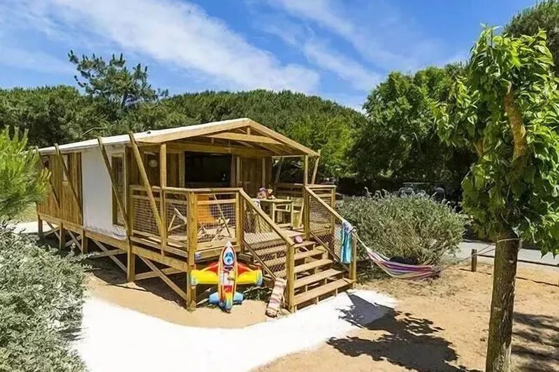 Flower Camping Le Bel Air **** - Cabane Lodge Standard on pilingis 34m2 - 2