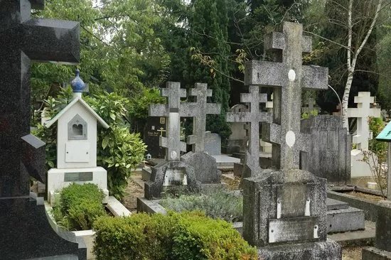 Sainte-Genevieve-des-Bois Russian Cemetery