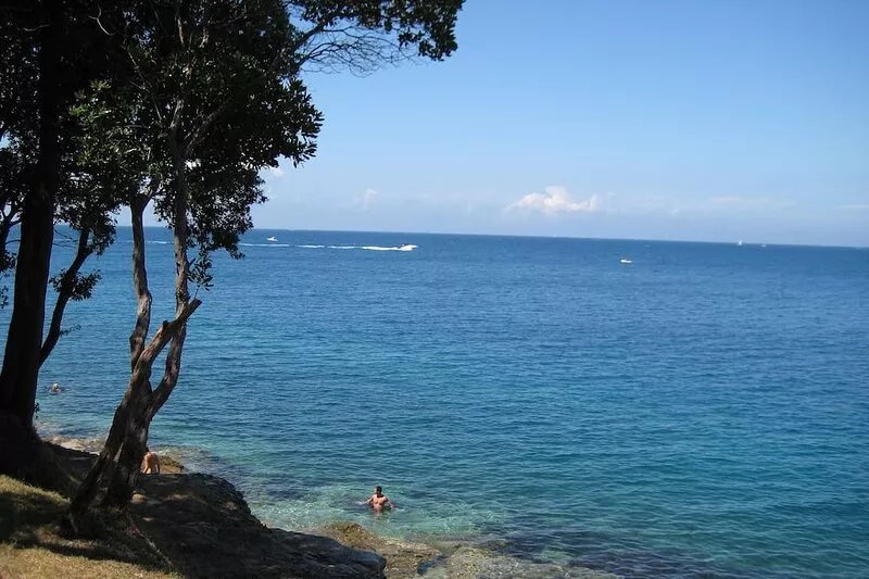 Modern Villa, Swimming Pool, Tennis Court, Shops, Restaurants & Bars, Near Sea.