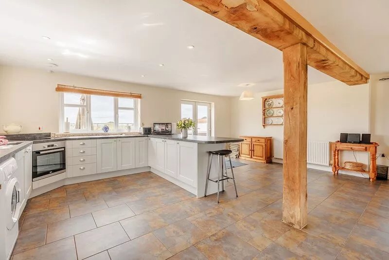 WOOD COTTAGE, pet friendly, with hot tub in Tenbury Wells