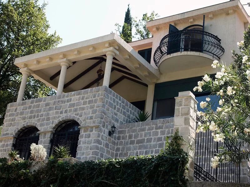 Large Luxury Villa overlooking the Bay with barbeque and garden