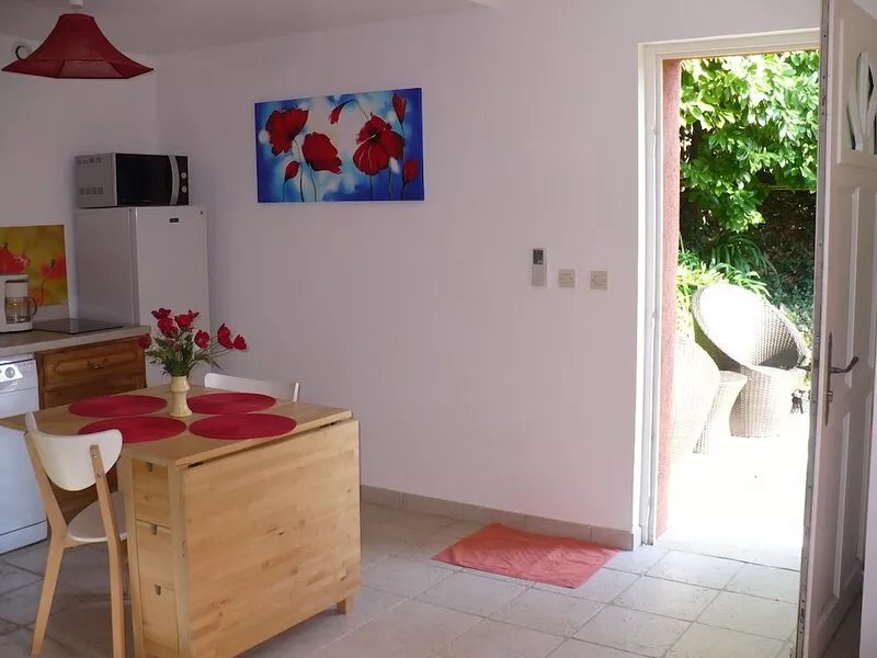 Location in the heart of the Esterel Mountains, halfway between Cannes and