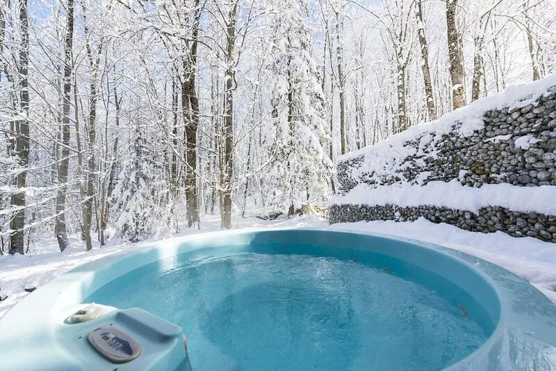 BEAUTIFUL SELF CATER CHALET - Sleeps 15 - Hot Tub - Very Competitive Prices!