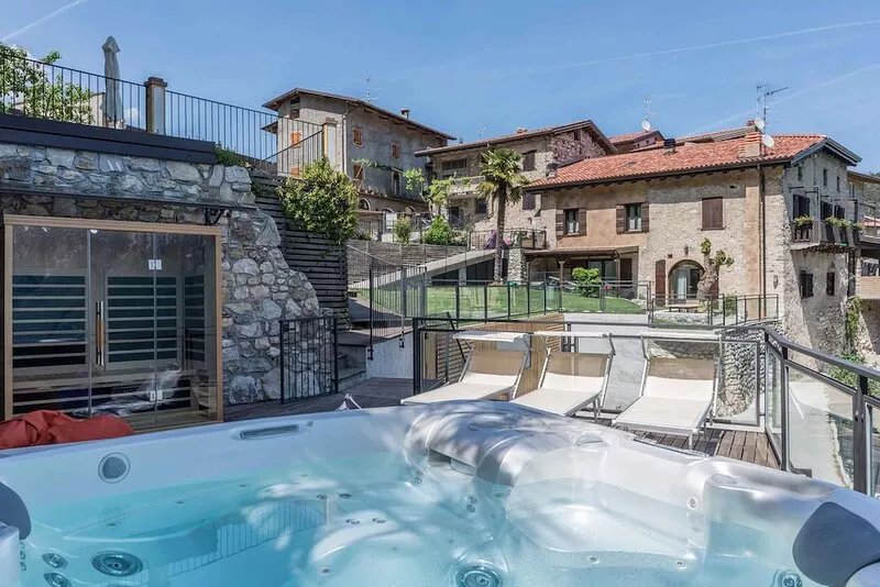 Holiday apartment with lake view and jacuzzi