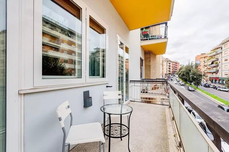 Elegant Room, newly renovated, opposite Metro line A near St. Peter's