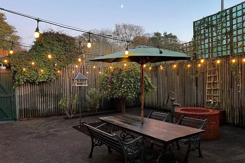 Three Bed Station House- Private outdoor hot tub. Close to new forest and beach.