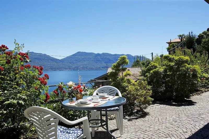 Tastefully furnished 2-room apartment with terrace and Kiwi Pergola